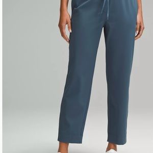 Tapered-Leg Mid-Rise Pant 7/8 Length
Luxtreme size XL